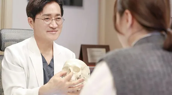 Dr. Jung Su Lee explaining nasal anatomy with a skull model